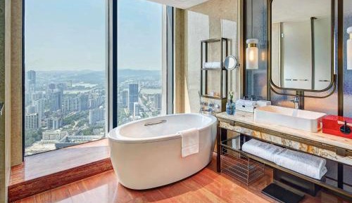 Superior King Room with City View