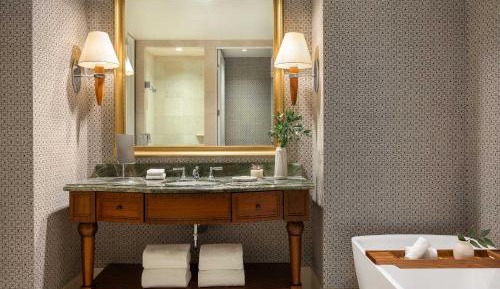 Premier Riverview Room – 1 King Bed