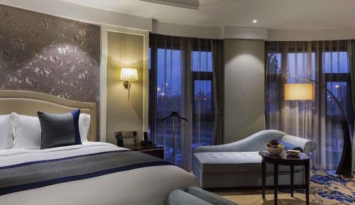 Superior King Suite with Lounge Access