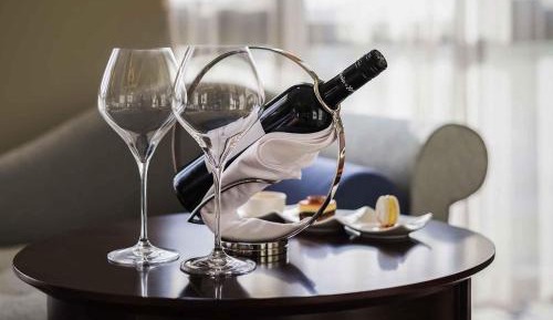 Deluxe King Suite with Lounge Access