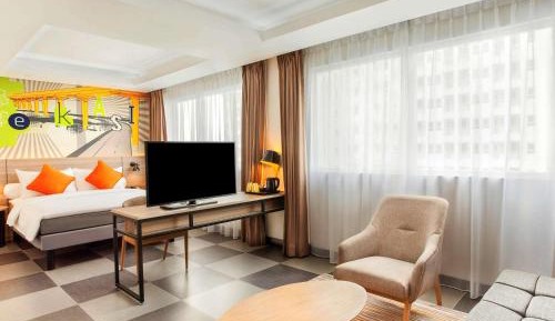 Deluxe Queen Room with Sofa