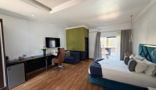 Deluxe Queen Suite