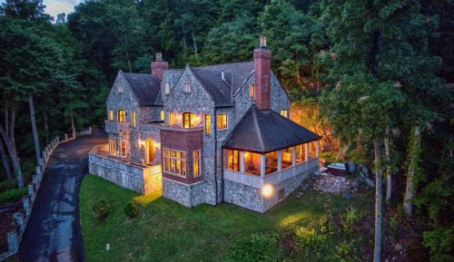 Six-Bedroom Holiday Home