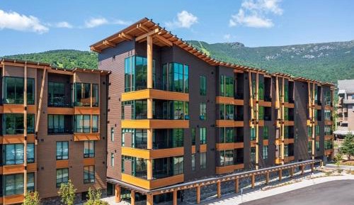 Apartment with Mountain View