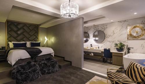 The Crown King Suite with Balcony and Panoramic Garden View