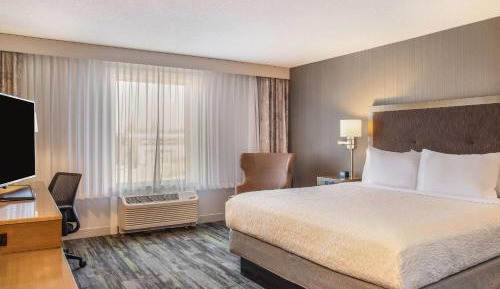 King Room with Mobility/Hearing Access and Roll-In Shower, Non-Smoking