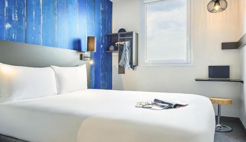 Pop Room with a double bed