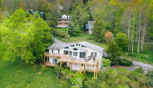 Three-Bedroom Holiday Home 