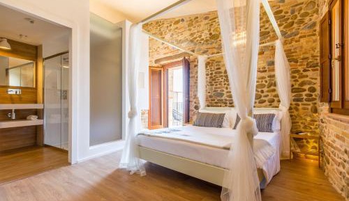 One-Bedroom Apartment with Balcony