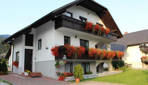 Apartment with Mountain View