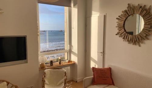 Deluxe One-Bedroom Apartment with Ocean View