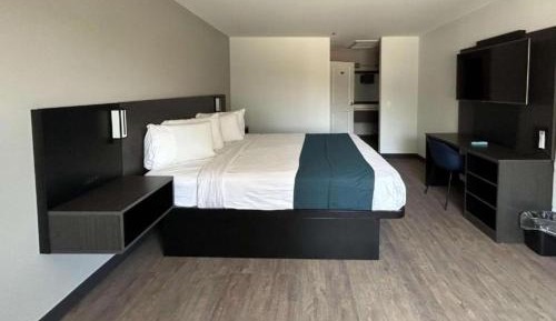 King Room with Roll-in Shower - Disability Access - Non-Smoking