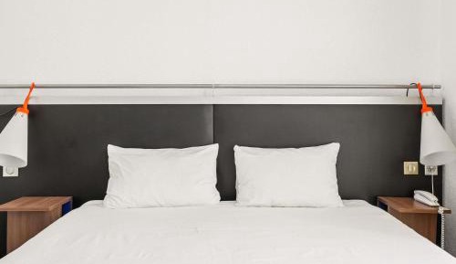 Standard Room with One Double Bed and One Single Bed