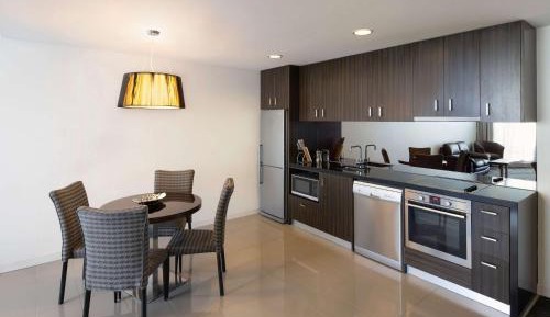 Deluxe One-Bedroom King Apartment with Spa Bath 