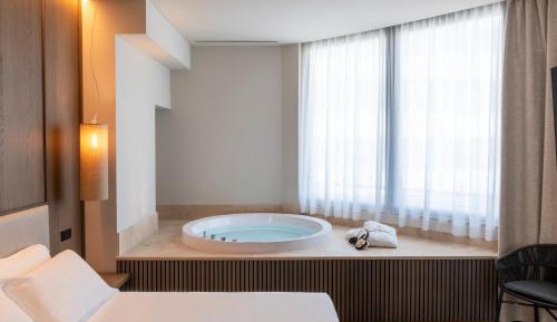 Suite with Spa Bath - Lateral Sea View