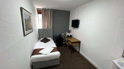 Single Room with Shared Bathroom