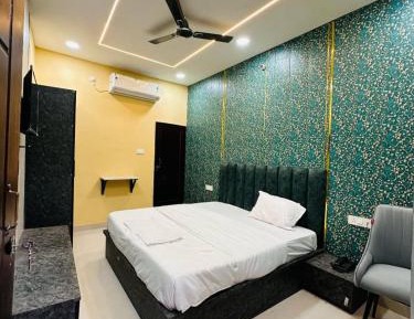 Deluxe Double Room (2 Adults + 1 Child)