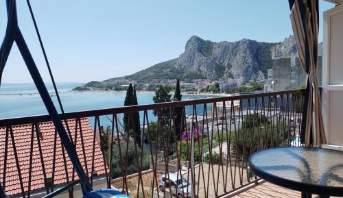 One-Bedroom Apartment with Balcony