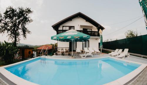 Four-Bedroom Apartment with Balcony 