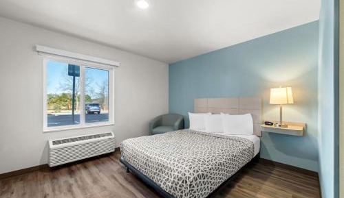 Queen Suite with Roll-In Shower - Disability Access/Non Smoking