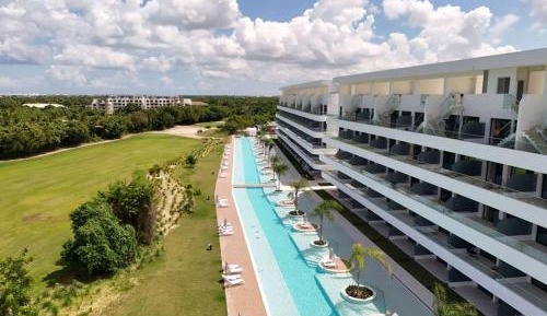 Deluxe Two-Bedroom Apartment with Garden View