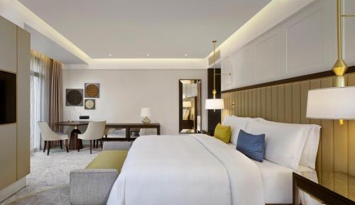 Corner Deluxe Queen Room