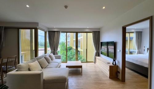 Deluxe One-Bedroom Apartment