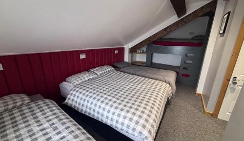 Quadruple Room with Private Bathroom