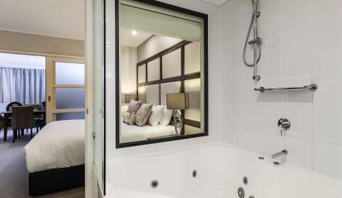 One-Bedroom Apartment with One King Bed
