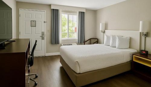 Queen Room with Bathtub with Grab Bars - Mobility Access/Non-Smoking