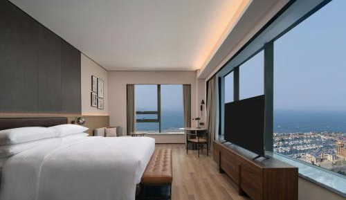 One-Bedroom King Suite with Sea View