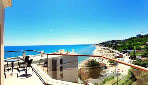 Deluxe One-Bedroom Apartment with Ocean View