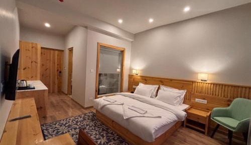 Deluxe Double or Twin Room with Mountain View