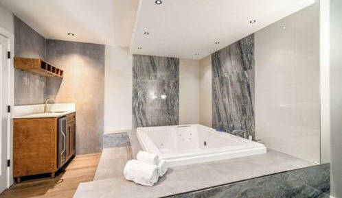 King Suite with Spa Bath