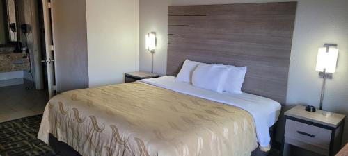 King Room with Roll-in Shower - Disability Access - Non-Smoking