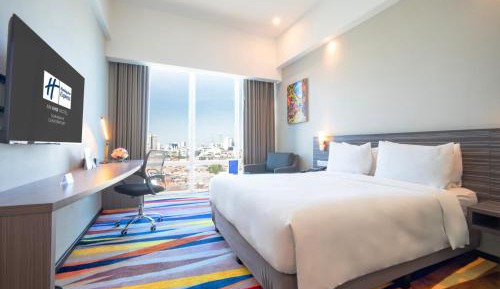 Deluxe Queen Room with City View - Non-Smoking
