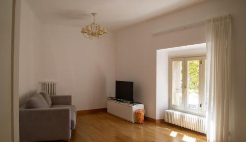 Deluxe One-Bedroom Apartment