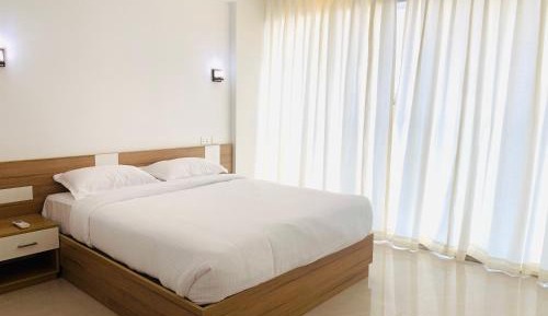 Deluxe One-Bedroom Apartment