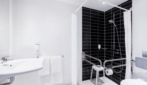 Queen Room - Mobility Access Roll in Shower/Non-Smoking