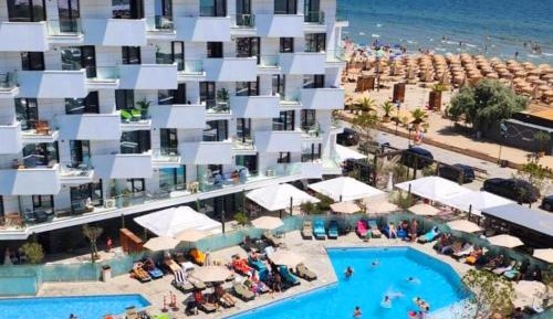 One-Bedroom Apartment with Balcony