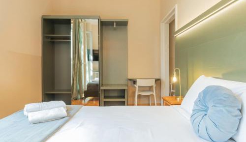 Studio with Balcony - Via dei Piatti 4