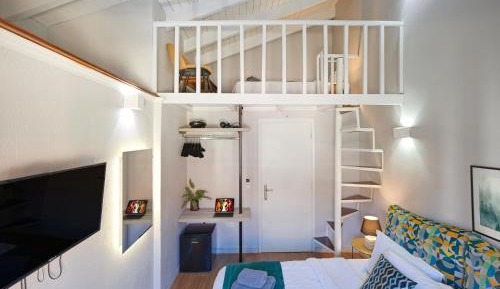 Deluxe Room (2 Adults + 1 Child)