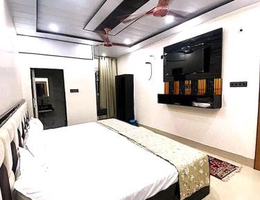 Quadruple Room with Private Bathroom