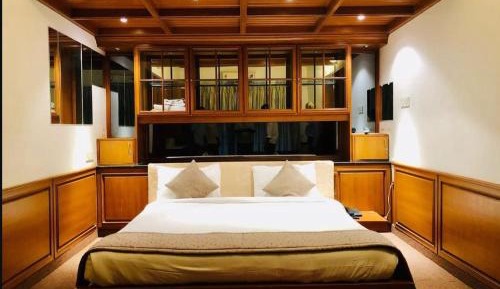 Deluxe Queen Suite