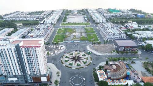 One-Bedroom Apartment with Balcony