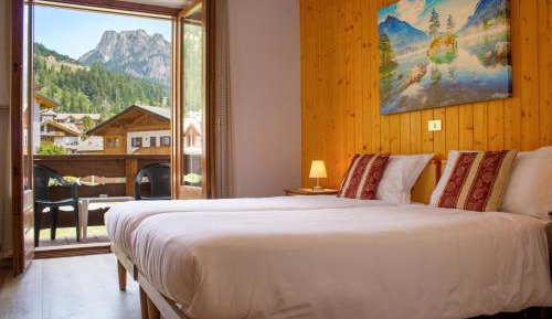 Double or Twin Room with Mountain View