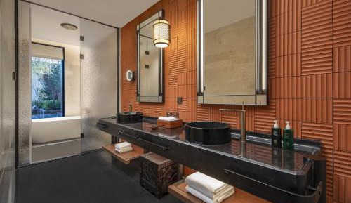 1 King Standard With Bath And Courtyard