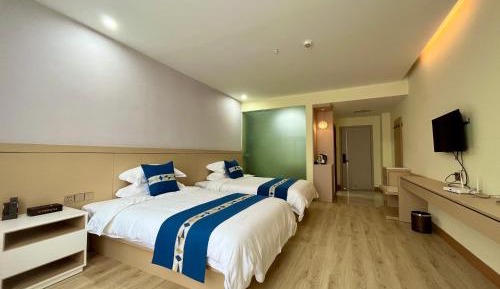 Deluxe Double Room (2 Adults + 1 Child)