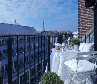 Executive Double Room with Balcony - Tour Eiffel view