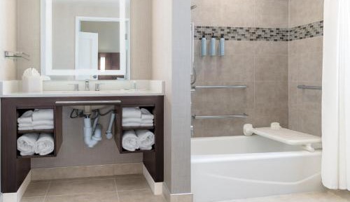 Studio King Suite with Sofa Bed with Adapted Tub - Mobility Accessible